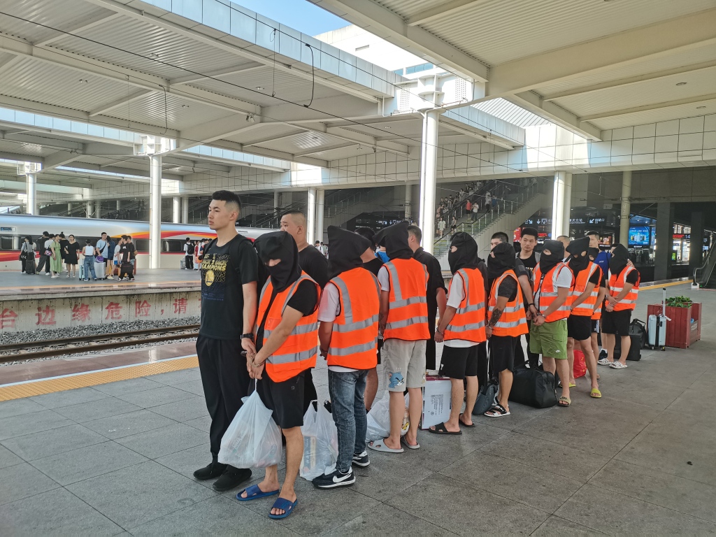 为境外诈骗团伙"引流", 刚落脚就被抓!