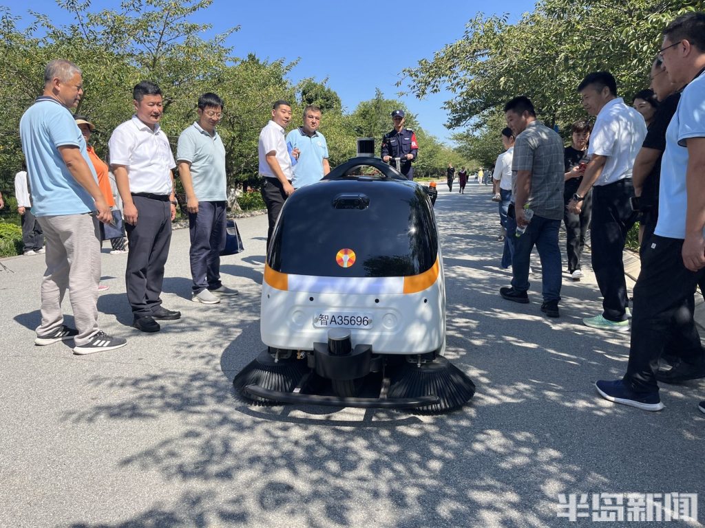 扫地机器人穿梭打扫、保安脚踩平衡车巡逻……太平山中央公园引进智慧化大物管-半岛网