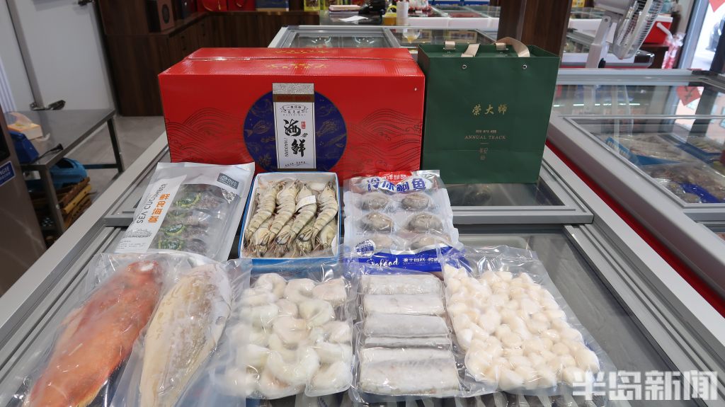 在茶都里,除了繁忙的茶店外,法国路易卡丹酒庄青岛专卖店也在忙着打包