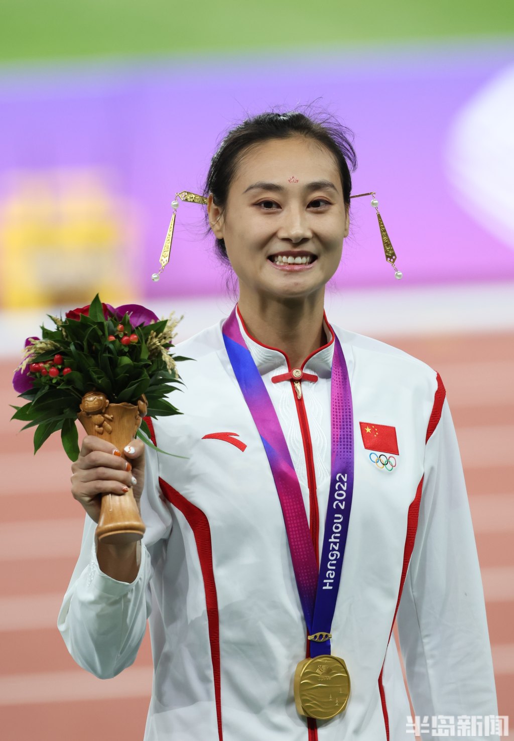 10月2日晚,在杭州亚运会女子撑杆跳高决赛中,李玲刷新了由个人保持的