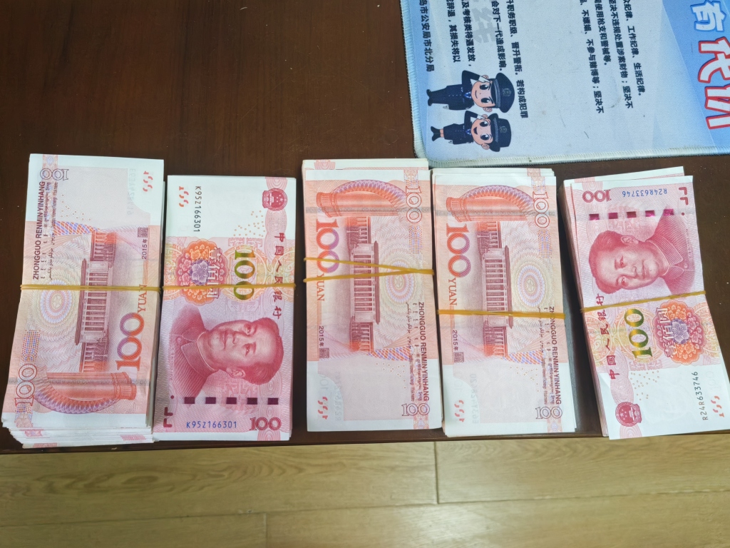 五万块钱现金被当垃圾误扔,民警三小时内“完璧归赵”-半岛网
