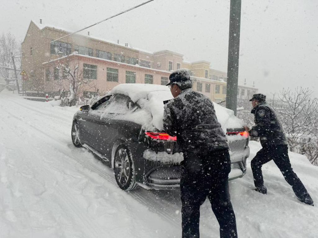 冬天下雪警察执勤图片图片