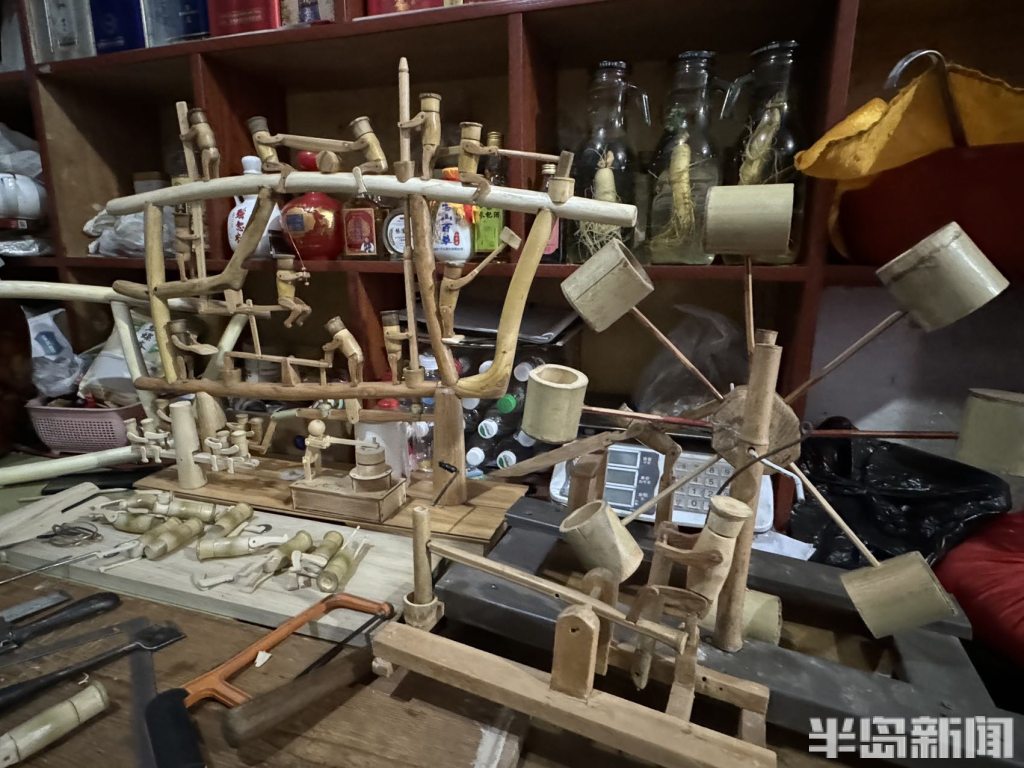 劳作小木人,鲁班凳……莱西"50后"大爷自制全榫卯结构木头玩具走红