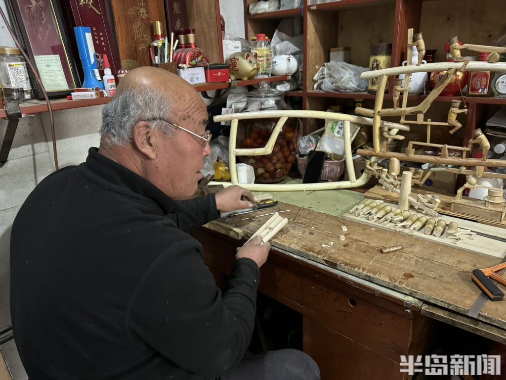 劳作小木人,鲁班凳……莱西"50后"大爷自制全榫卯结构木头玩具走红