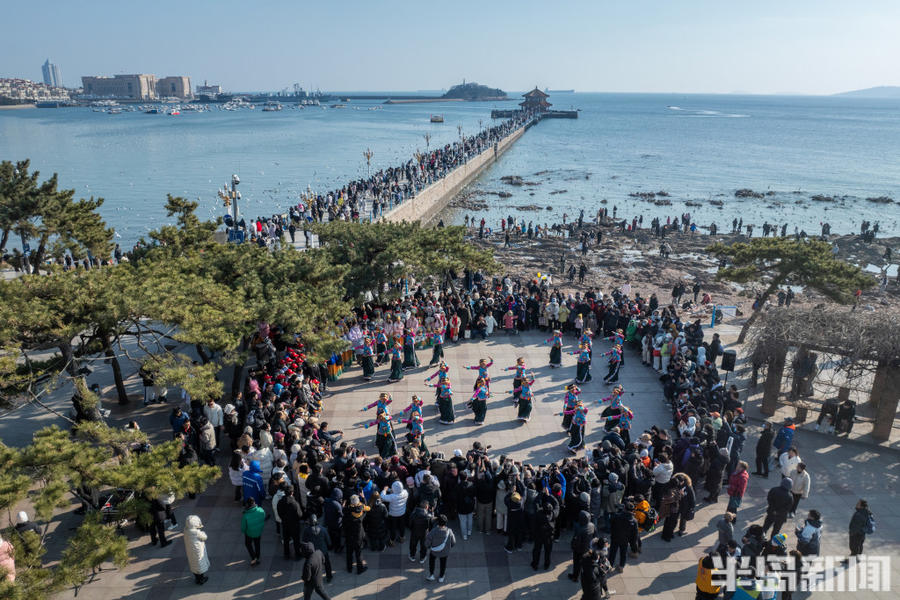 半島網>青島> 甘肅隴南宕昌縣第二中學的學生在棧橋海濱表演鍋莊舞.