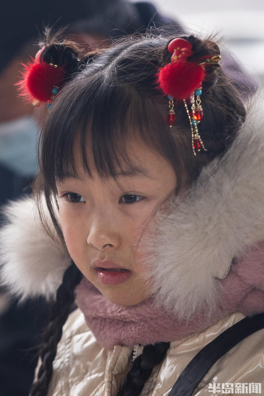 辫子是姥姥给打理的新鲜出炉的炉包兄妹俩的妈妈忙着给炉子添柴包子铺