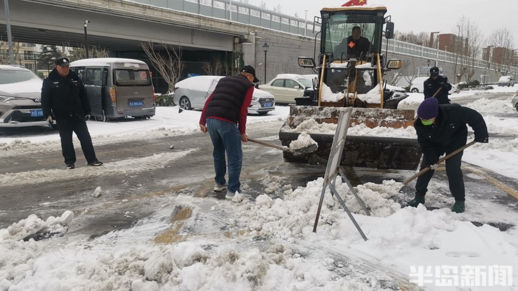硬核除雪,青岛这两个小区叫来了大型铲车!