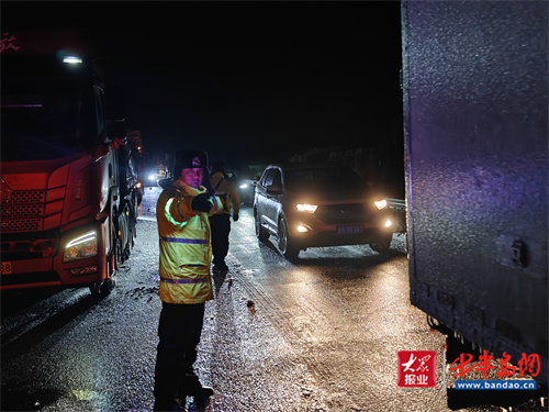 青岛同三高速公路大队迎战风雪守护温暖出行路