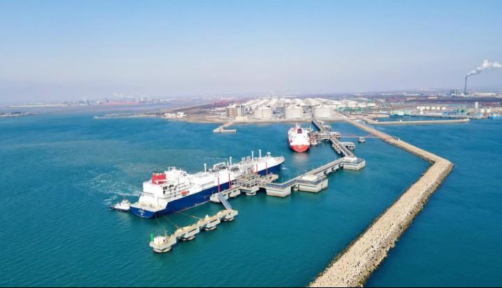 政青岛董家口全方位保障山东首次实现双船双泊位lng接卸作业