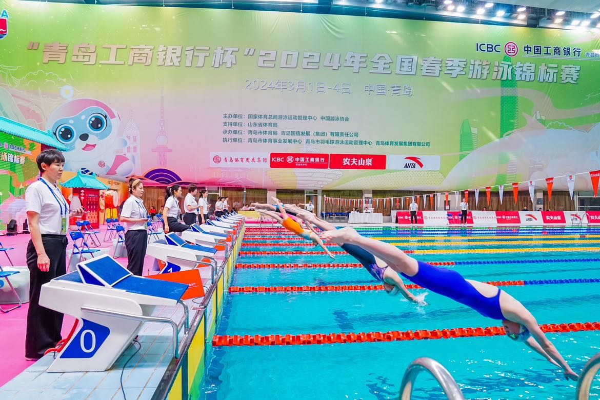 游泳赛事,比赛首日吸引了2000余名观众前来观赛,他们在现场为运动员们