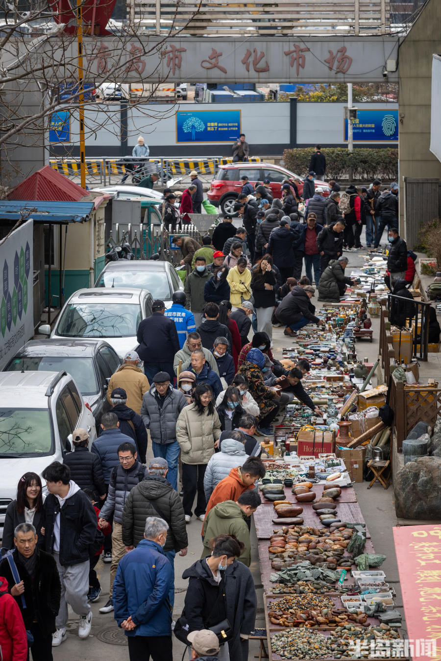 半岛网>青岛>位于昌乐路附近的老青岛文化市场,周末集市人气很旺一位