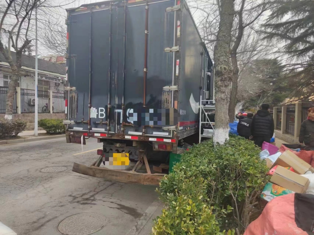 用大型厢式货车在校园周边当快递收发点查处