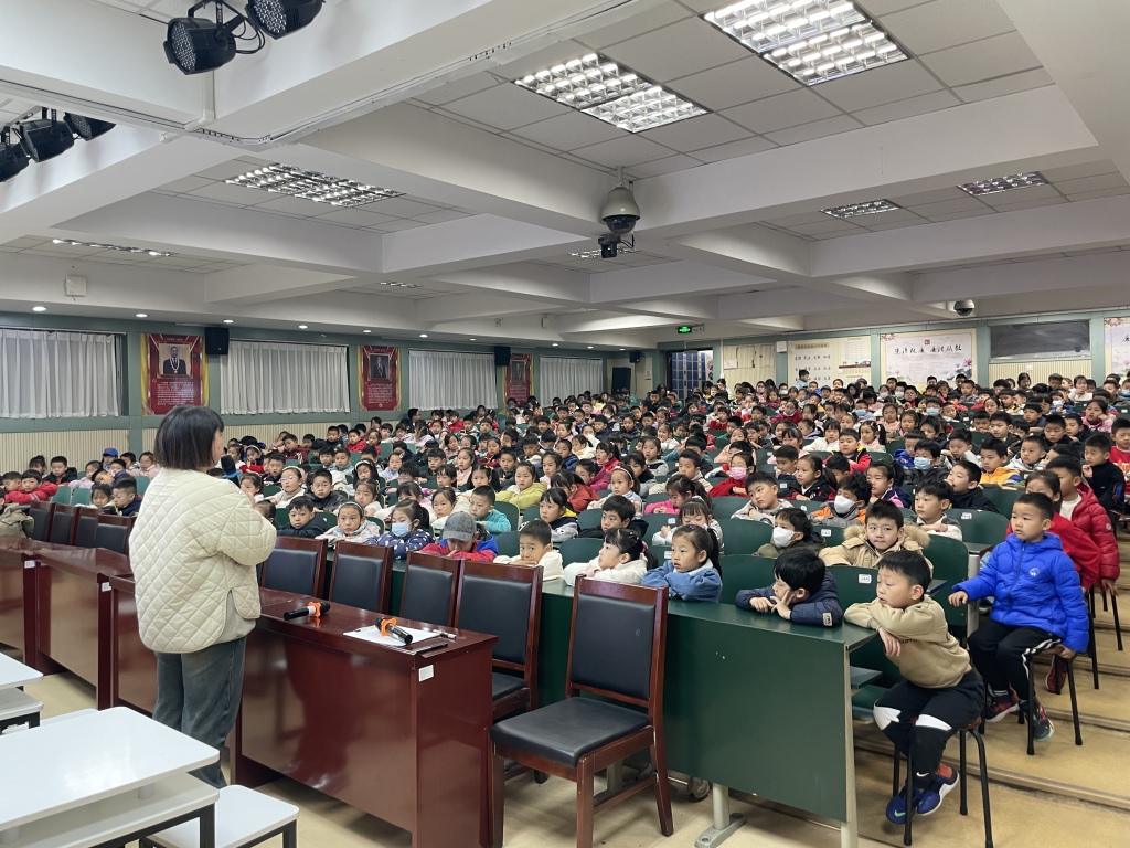 相约榉树下共话爱国情青岛市实验小学开展预备队员思政大讲堂活动