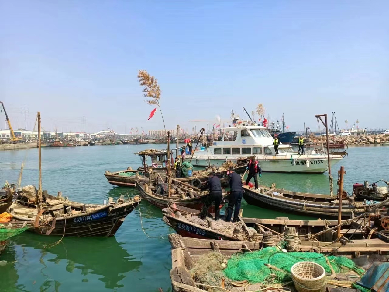 联合行动严厉打击岚山区海洋发展局查扣10艘涉嫌三无渔船