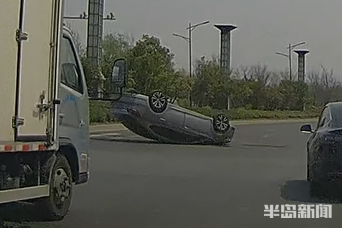 轿车四轮朝天大车翻出匝道桥记者13分钟目睹两起车祸