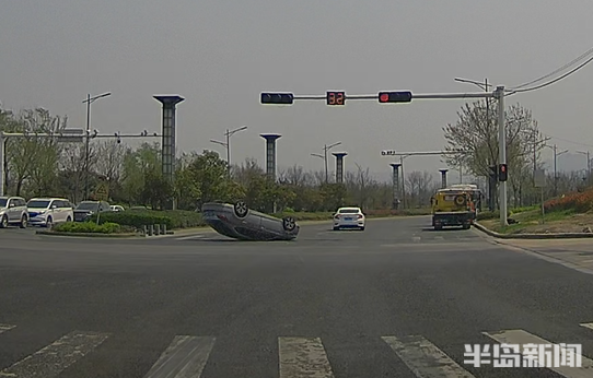 轿车四轮朝天大车翻出匝道桥记者13分钟目睹两起车祸