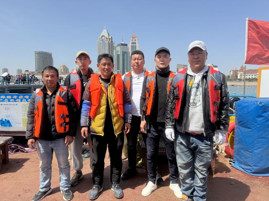 青岛好人丨闪电救援!男子栈桥落水,救援队出动3艘快艇,5分钟救上岸-半