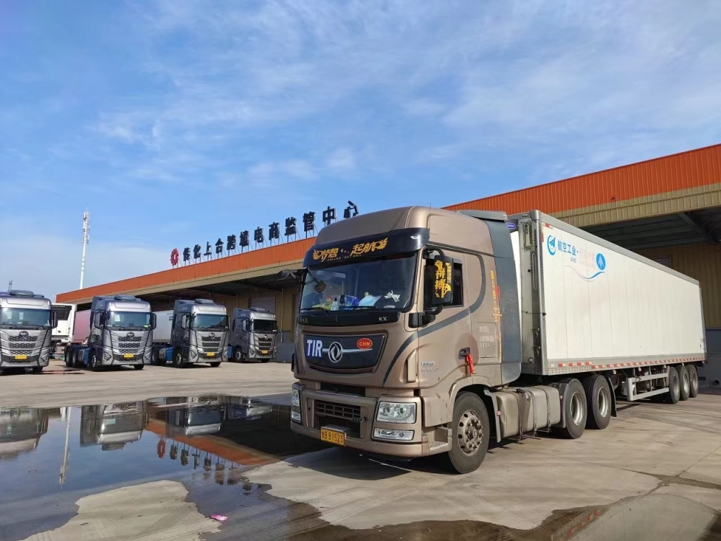 5月7日,一辆装载新鲜水果的tir国际公路运输车辆从中国传化(上合)国际