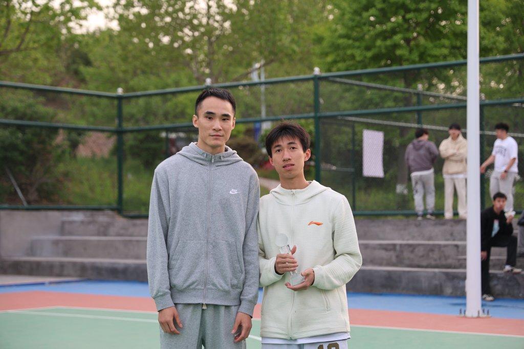 再就业篮球队由张骋宇,蔡亮,曹岩,王晶等退役职业篮球运动员发起组成.