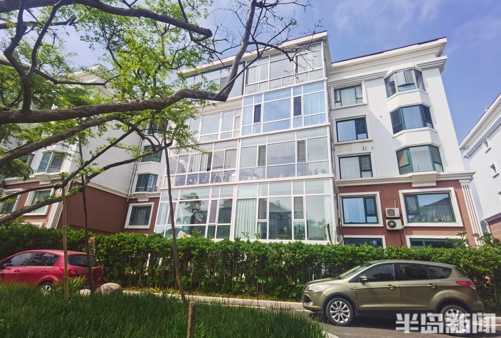 近日,崂山区千禧龙苑小区多位业主向记者反映,一女子在该小区租下一套