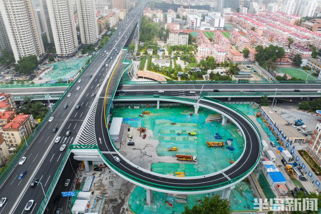 经过山东路跨线桥通过匝道直接驶入杭鞍高架路,可向西通往环湾大道