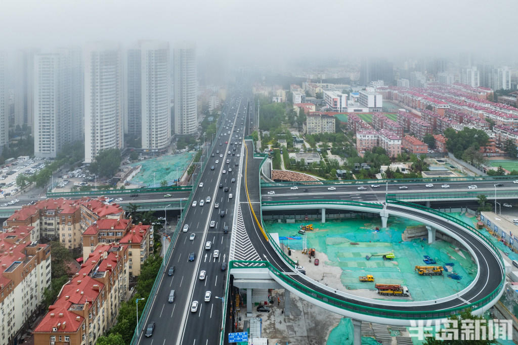 经过山东路跨线桥通过匝道直接驶入杭鞍高架路,可向西通往环湾大道