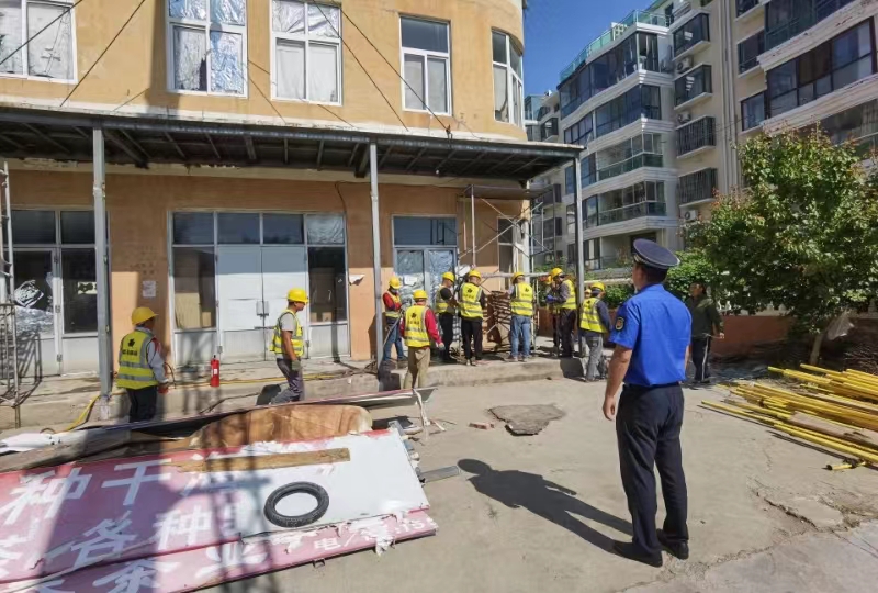 崂山区王哥庄街道:依法拆除"楼上楼",专项整治违建房