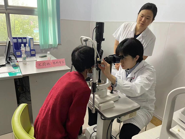 "复旦大学青岛校友会尚医为民义诊基地"落户揭牌仪式