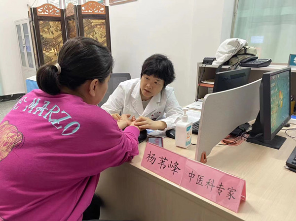 "复旦大学青岛校友会尚医为民义诊基地"落户揭牌仪式