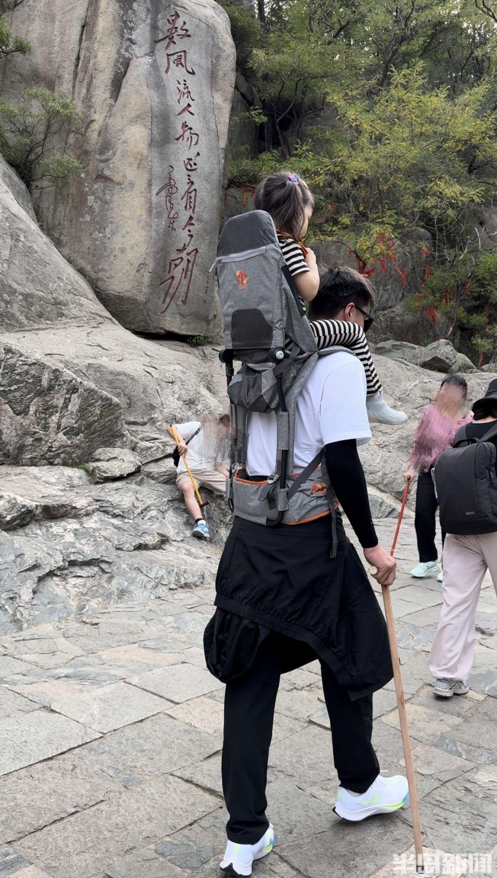 爬山短视频怎么制作 果然视频|10岁男孩解锁爬泰山新姿势,手脚并用征服十八盘