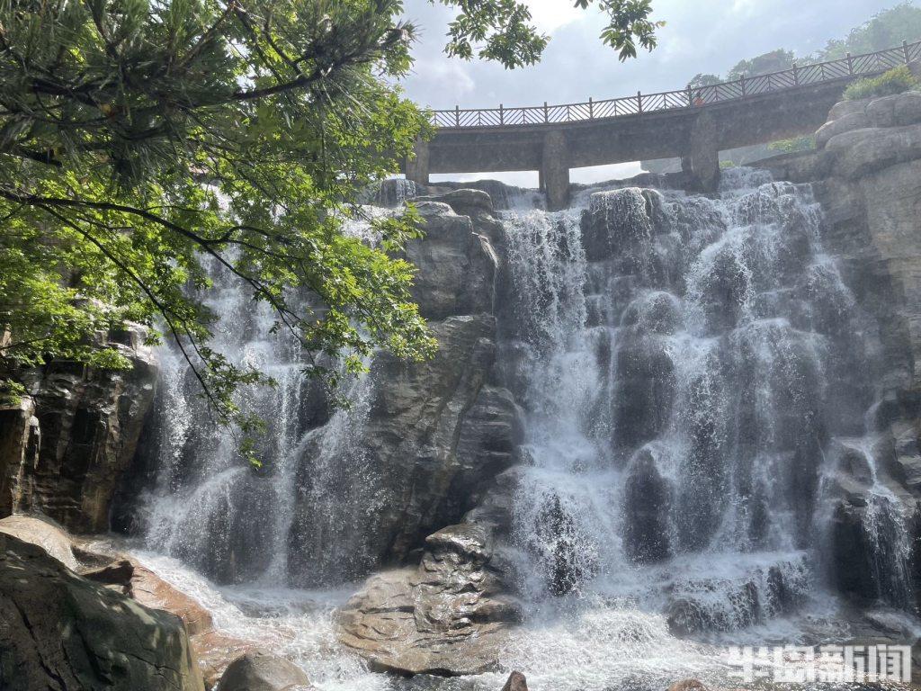 7月18日,青岛连续多日的降雨过后,崂山北九水景区水量充沛,潮音瀑十分