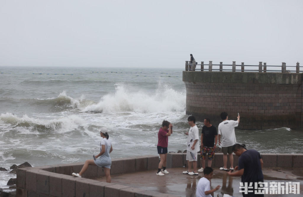 青岛海边 风大浪高-半岛网
