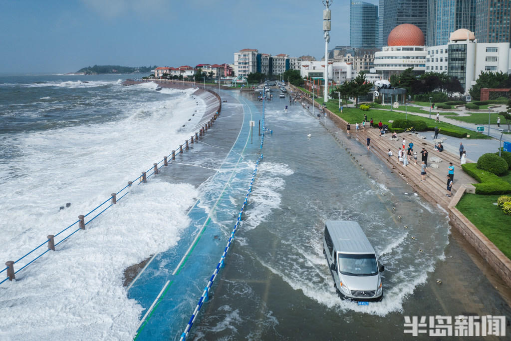 受台风"格美"影响,澳门路大浪拍岸