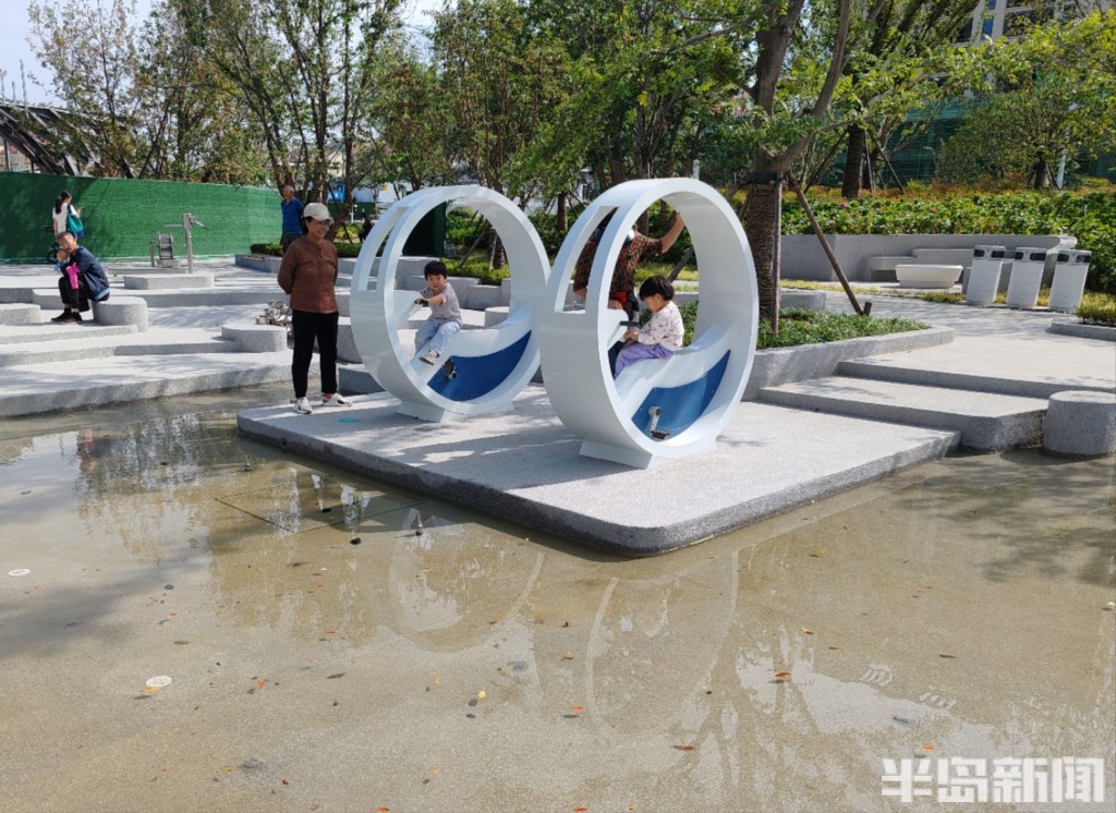半岛网>新闻中心>房产>10月17日,在青岛张村河生态公园,刚刚建设好的