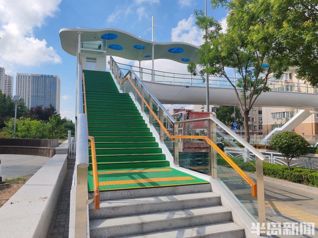 劲松七路天桥投用 学生过街更安心-半岛网