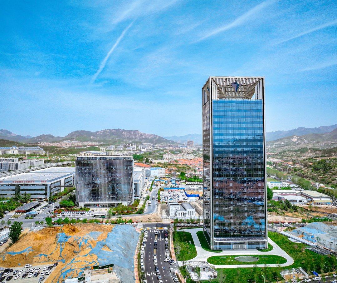 全球首座超阶零碳大楼在青岛投运 年减碳2500吨创建筑节能新范式-半岛网