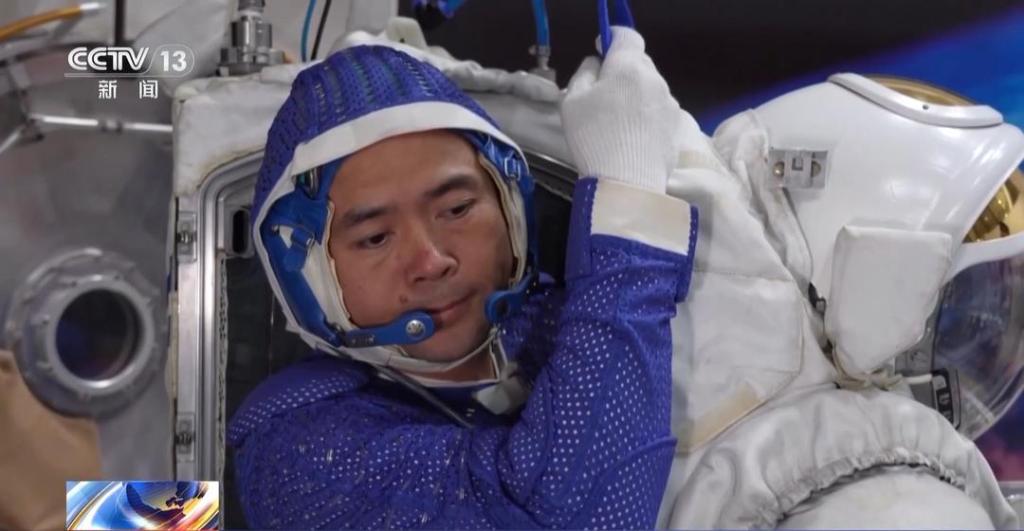 行囊大揭秘!张洪章去太空出差都准备了啥?-半岛网