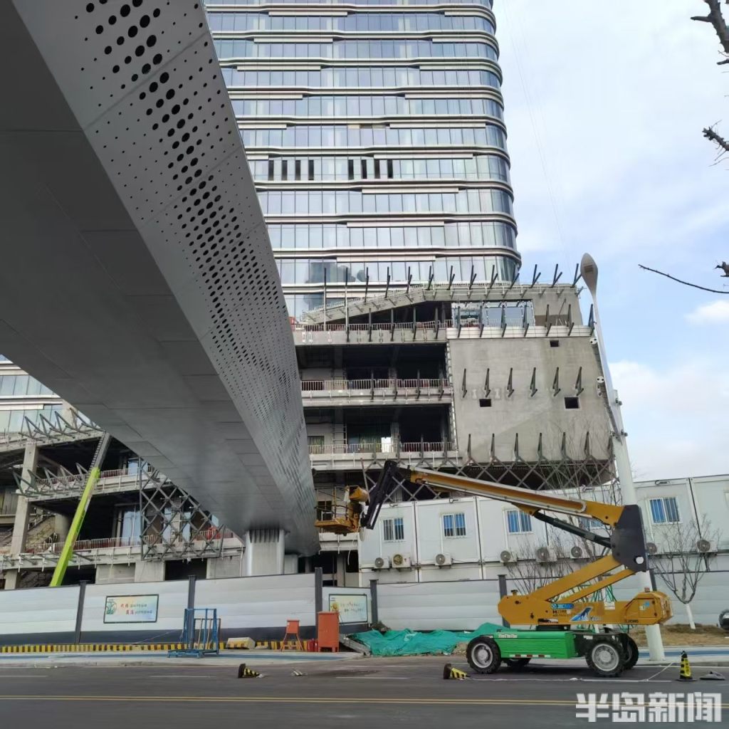 青岛国际邮轮港区空中连廊雏形初现,钢结构轮廓横跨港青路-半岛网