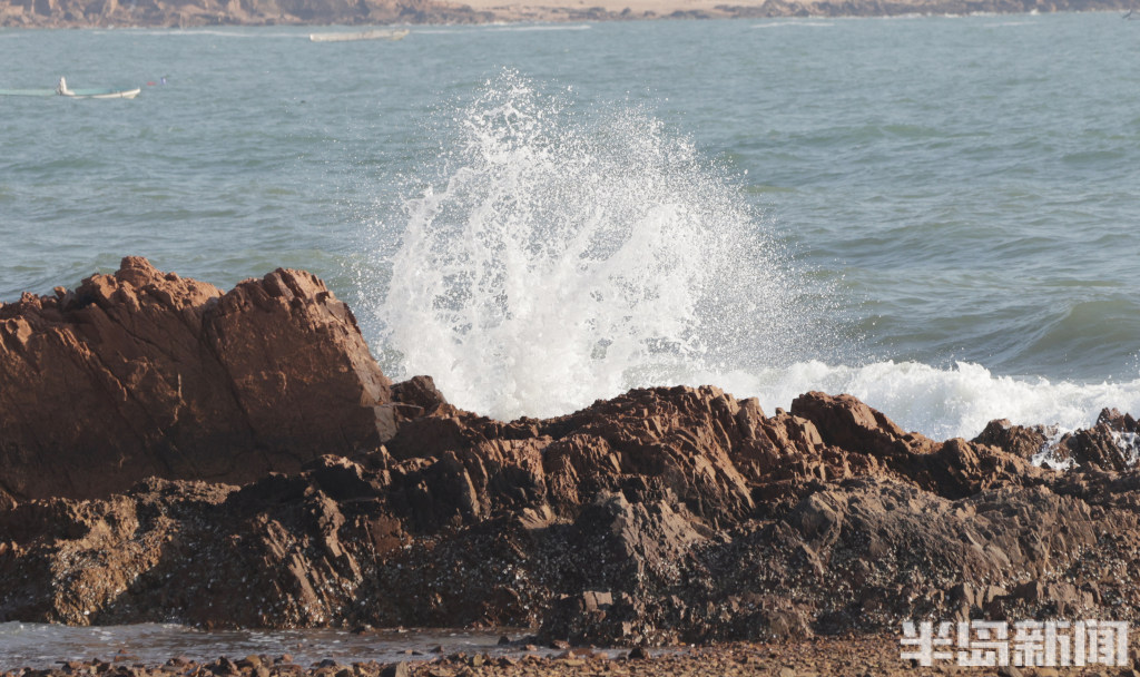 青岛沿海一线：海滨壮阔浪翻涌-半岛网