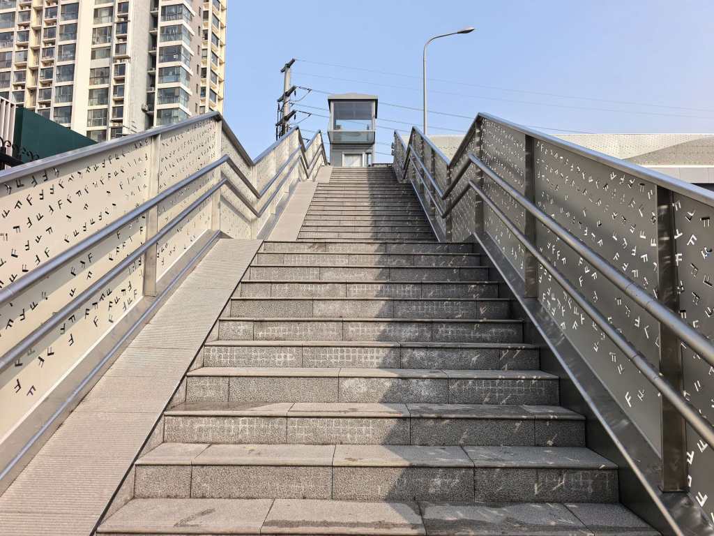 打造特色“福桥”景观!青岛福州路两座新建人行过街天桥3月底启用-半岛网