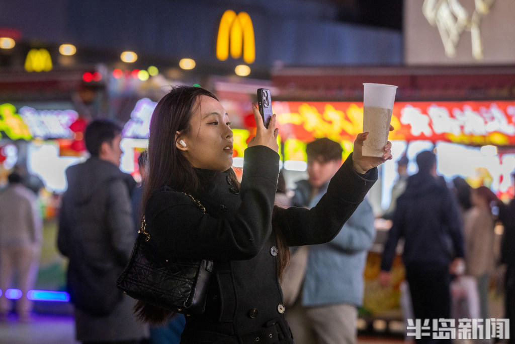 青岛台东步行街,夜晚人气“升温”-半岛网