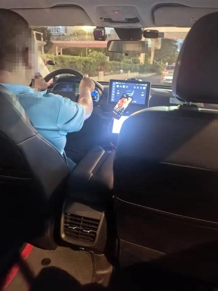 边开车边追剧、刷视频？部分网约车司机“分心驾驶”引热议